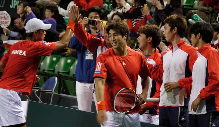 ダブルスを制し、喜ぶ韓国チーム